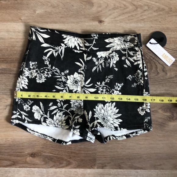 Brand New Floral Shorts - Picture 3 of 8